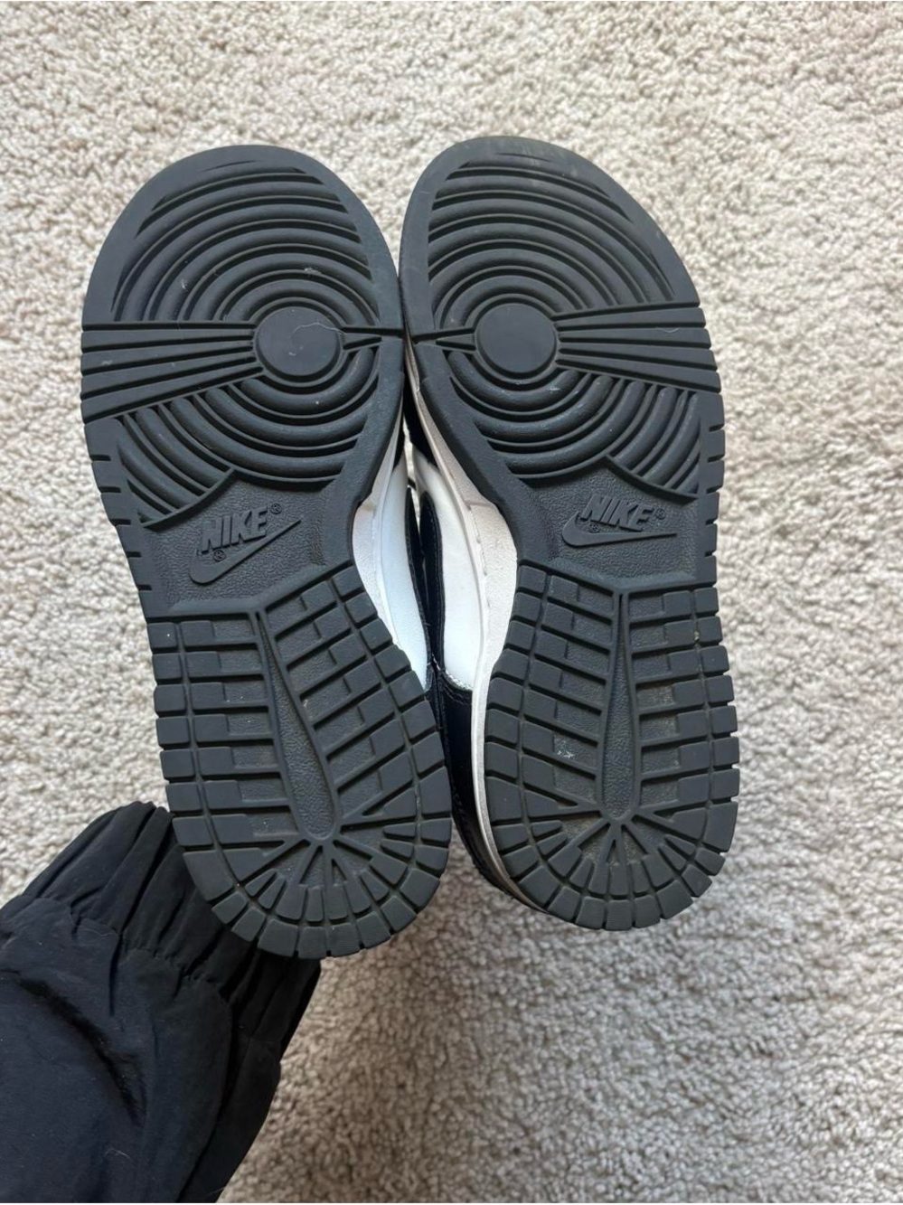 Nike Black and White womens Low-Top Sneakers - Picture 2 of 3